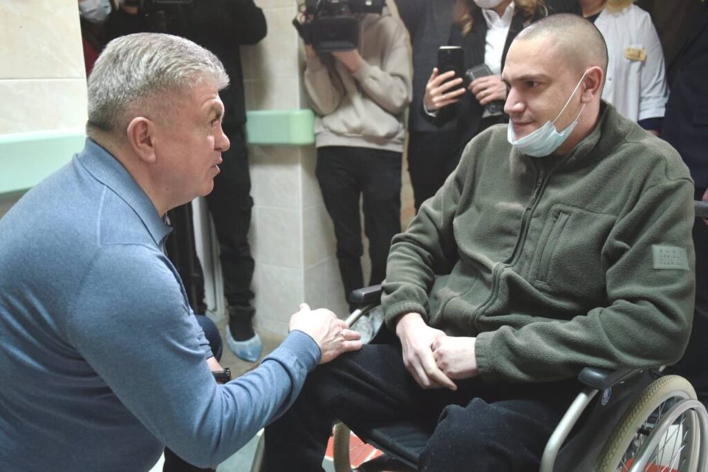 Магдеев посетил госпиталь для ветеранов войн автограда и пообщался с бойцами СВО