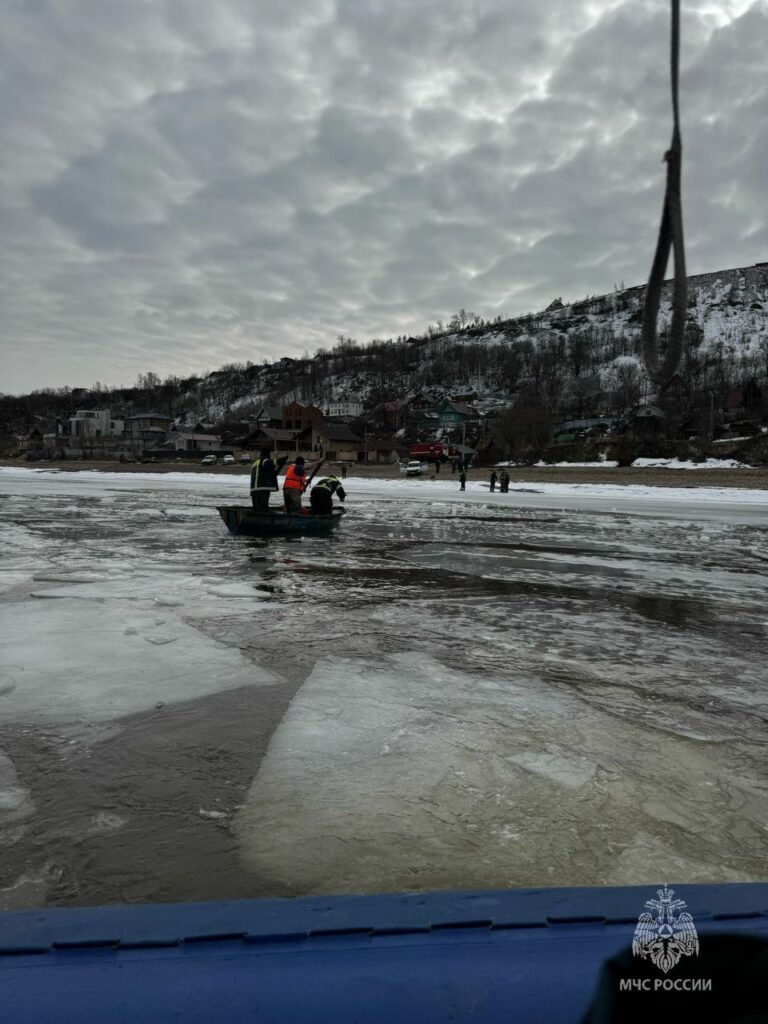 На реке Волге в Татарстане спасли провалившуюся под лед 72-летнюю женщину