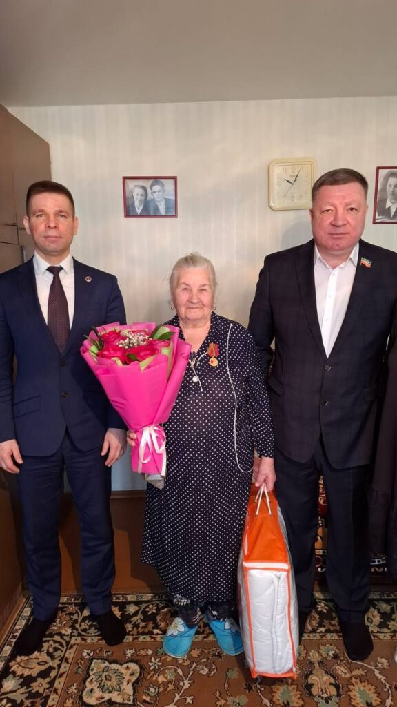 Ветерану из Набережных Челнов вручили медаль к 80-летию Победы