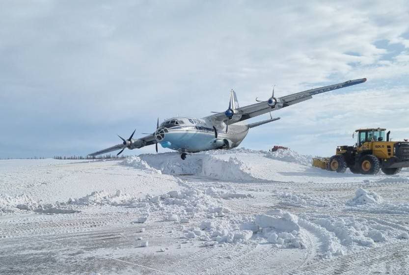 В аэропорту Новый Уренгой самолет Ан-12 выкатился за пределы полосы — пассажиры живы