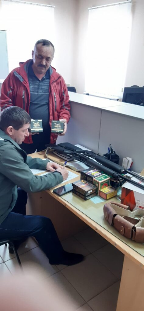 Нурлатские охотники передали ружья и патроны бойцам СВО