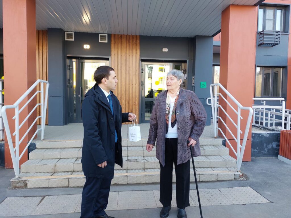 Вдове ветерана Великой Отечественной вручили ключи от квартиры в Казани