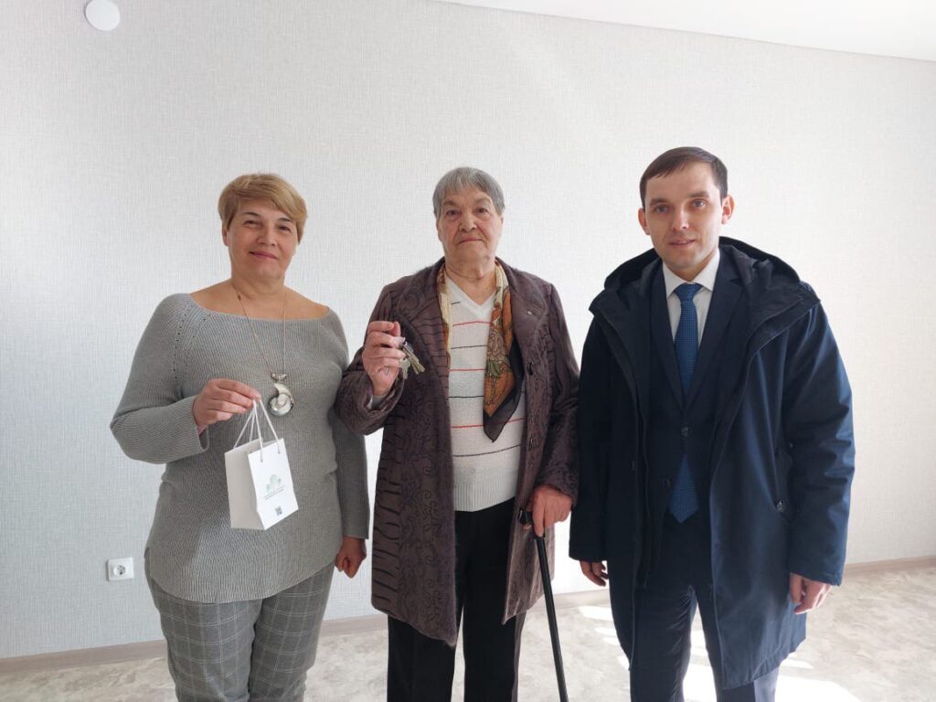 Вдове ветерана Великой Отечественной вручили ключи от квартиры в Казани