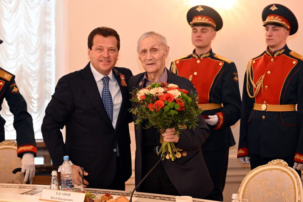 Прошли через Бухенвальд и освобождали Смоленск: в Казани наградили 12 ветеранов