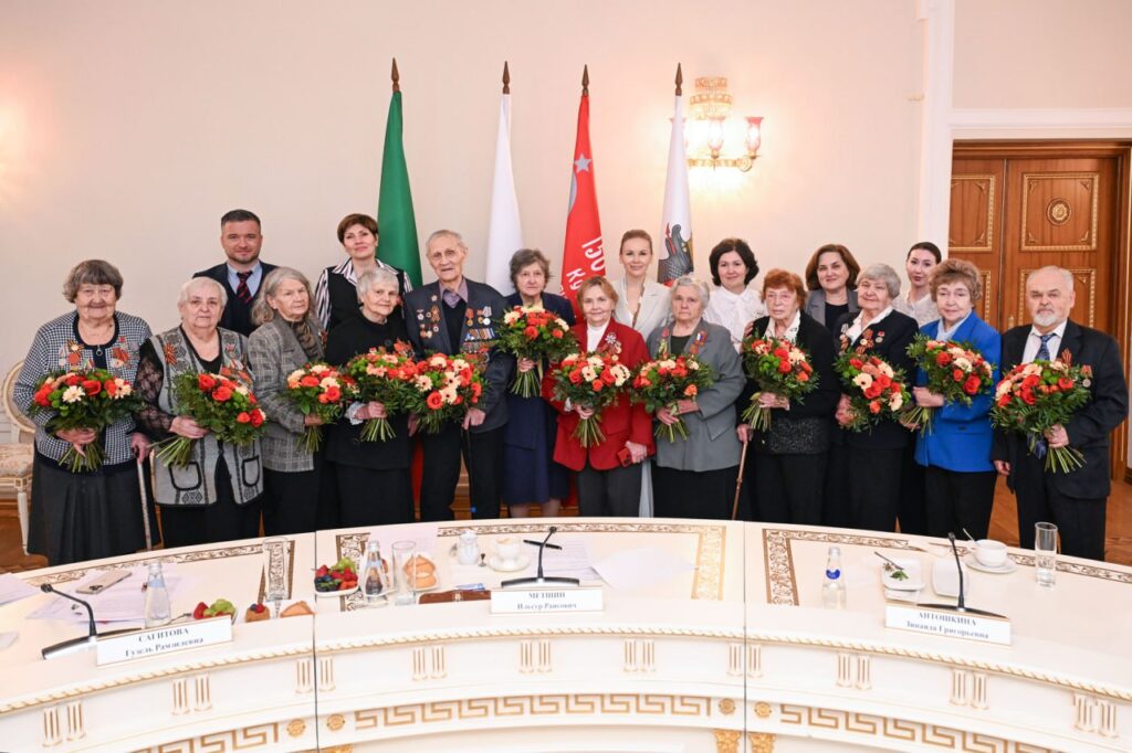 Прошли через Бухенвальд и освобождали Смоленск: в Казани наградили 12 ветеранов