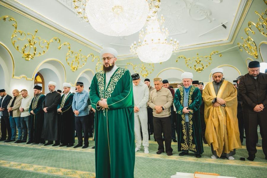 Муфтий Татарстана в Ураза-байрам читал проповедь с посохом Шигабутдина Марджани