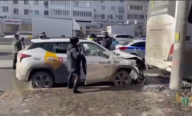 Автомобиль такси протаранил остановку в Казани — пострадали 11 человек