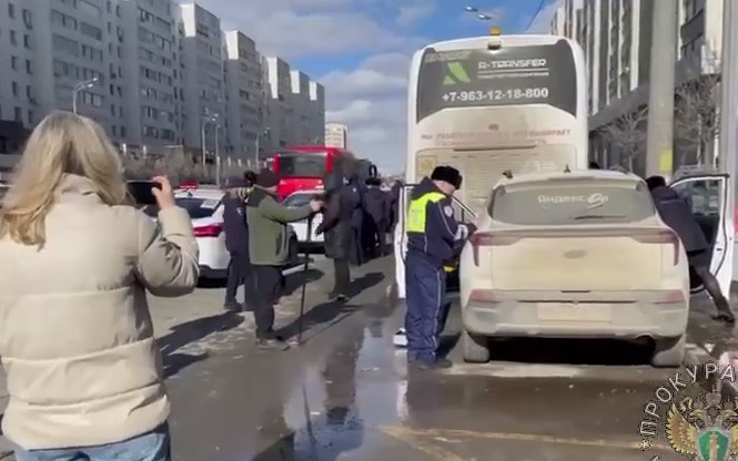 Автомобиль такси протаранил остановку в Казани — пострадали 11 человек