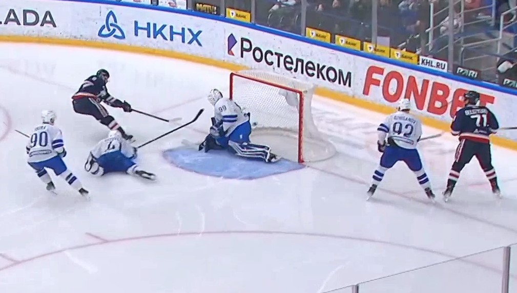 «Нефтехимик» одержал волевую победу над «Динамо» со счетом 4:3