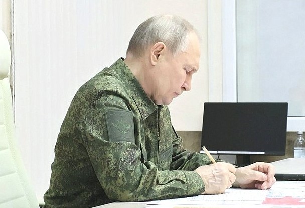 Кремль: Путин счел необходимым надеть форму с камуфляжем в Курской области