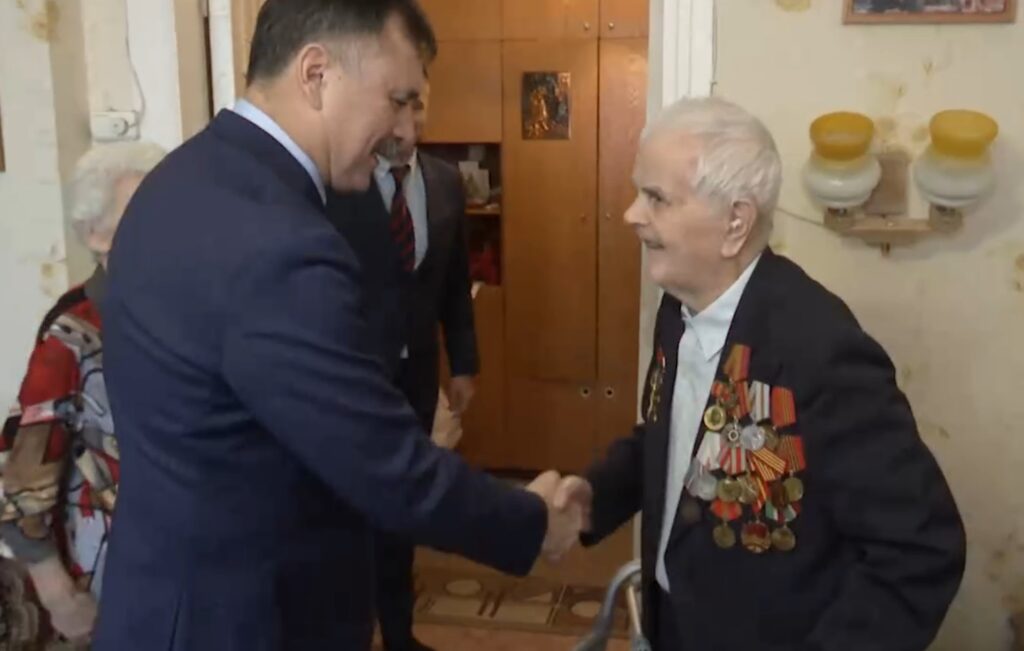 97-летнему ветерану Василию Горшкову в Казани вручили медаль в честь 80-летия Победы