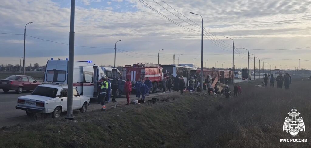 Под Симферополем автобус врезался в грузовик — 6 человек погибли