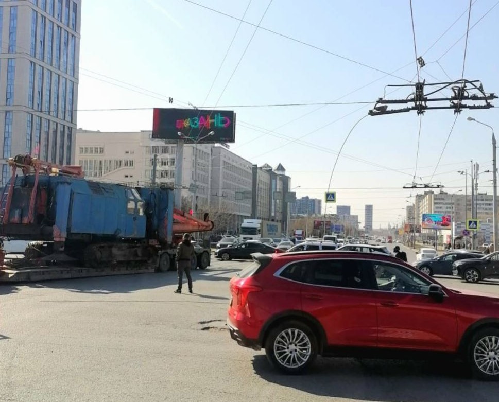 Грузовик оборвал провода в Казани — встали троллейбусы маршрутов №1 и №2