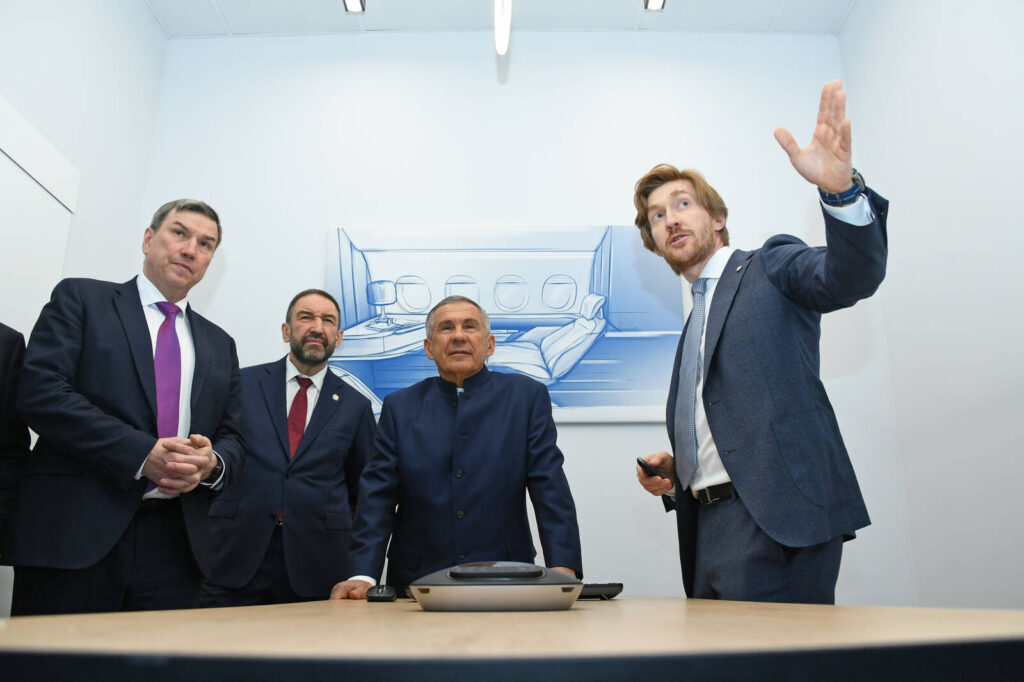 Минниханов посетил предприятие «Авиационные интерьеры» в Казани