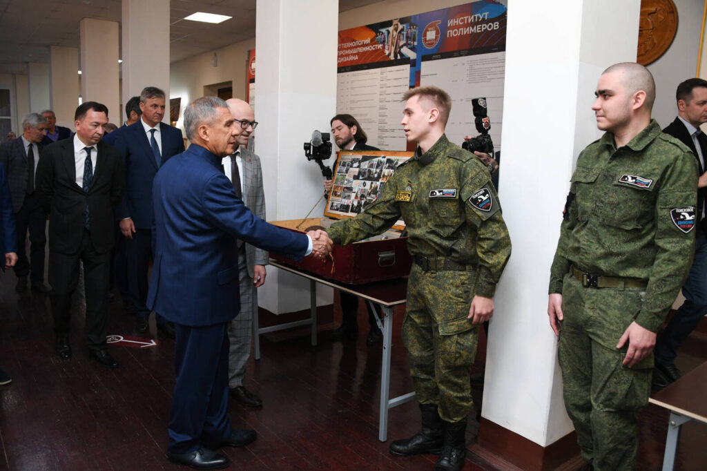 Минниханов осмотрел лаборатории КНИТУ-КХТИ и обсудил перспективы развития вуза