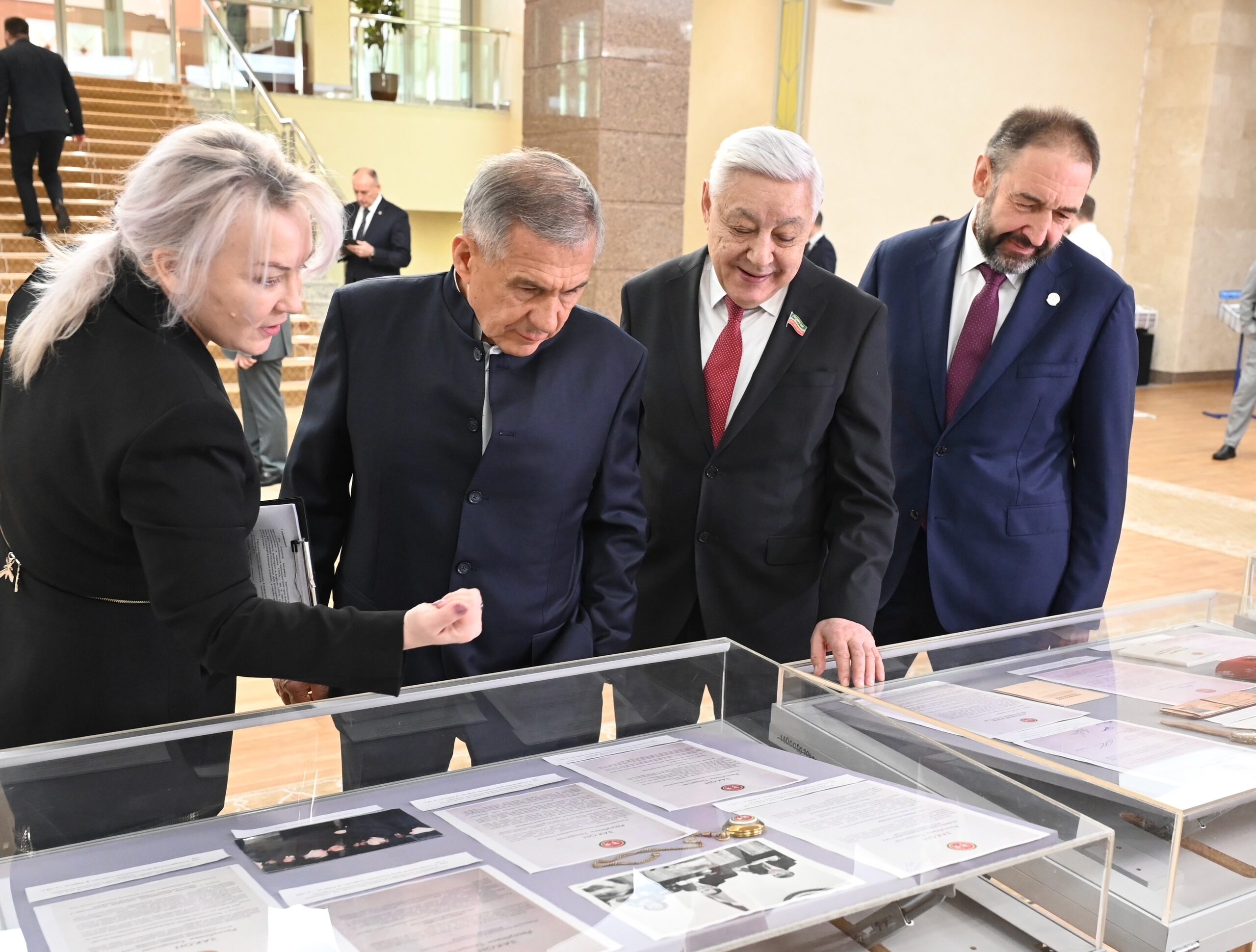 Минниханов и Мухаметшин осмотрели выставку, посвященную 30-летию Госсовета