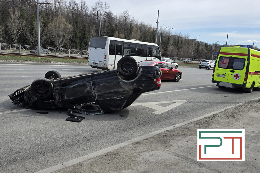 «Лада» перевернулась после столкновения с грузовиком на проспекте Победы в Казани