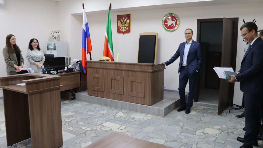 Капремонт обезопасил и преобразил участок мировых судей в Казани В Казани проведут капремонт судебного участки мировых судей Приволжского района. Здание площадью более 747 квадратных метров не только преобразилось внешне, но и стало безопаснее, сообщает Минюст РТ. Объект был построен в 1986 году и в последний раз обновлялся в 2013-м. Проведенный капремонт затронул кровлю, фасад и внутренние помещения здания. Обновлены инженерные сети, внутренняя отделка, двери и мебель. Также большое внимание было уделено устранению «слепых зон» камер видеонаблюдения, организован полноценный контроль коридоров. Помимо этого, оборудованы кнопки тревожной сигнализации. «Безопасность судебных участков — наш приоритет. Развитие судебной системы невозможно без модернизации инфраструктуры. Комфортные условия в зданиях важны как для сотрудников, так и для посетителей, которые обращаются за защитой своих прав», — заявил министр юстиции РТ Рустем Загидуллин, посетивший участок. Напомним, что ремонт таких объектов проводится по республиканской программе «Развитие юстиции в Республике Татарстан» и благодаря поддержке Раиса РТ Рустама Минниханова. За период с 2021 по 2024 год было капитально отремонтировано семь зданий мировых судей. Текущий ремонт затронул 33 объекта.