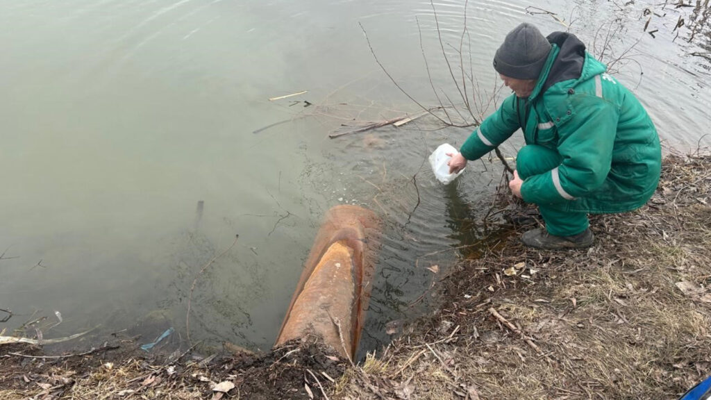 Экологи обнаружили сброс сточных вод из трубы на озере Нижний Кабан в Казани