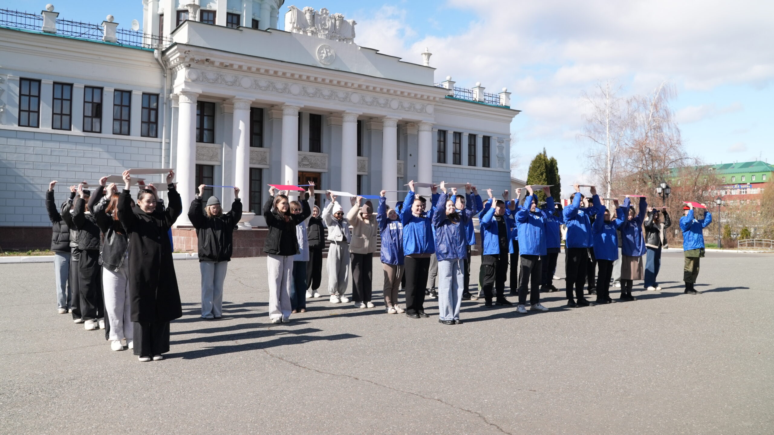 «Мы первые в космосе»: в Казани в преддверии Дня космонавтики прошел флешмоб