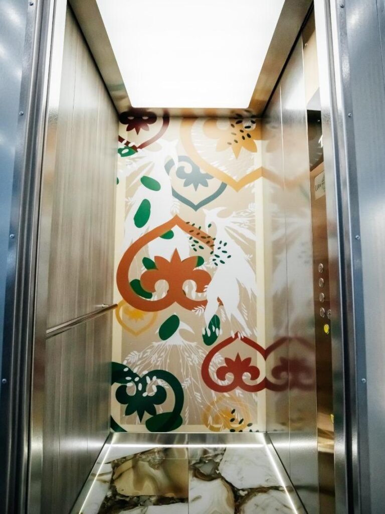 Женщина-лифтостроитель из Татарстана считает, что в кабине всё должно быть прекрасно