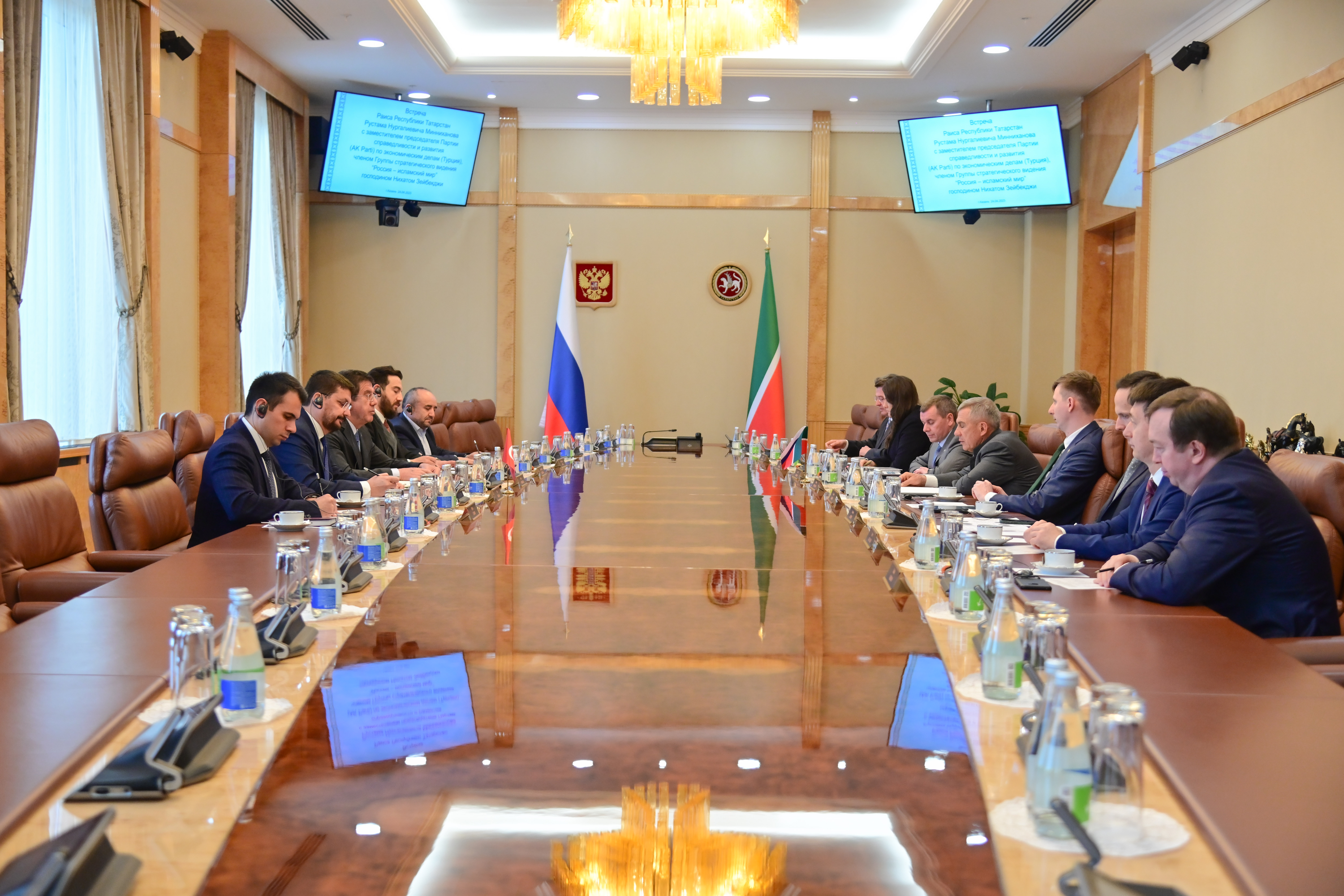 Минниханов встретился с зампредом турецкой Партии справедливости и развития Зейбекджи