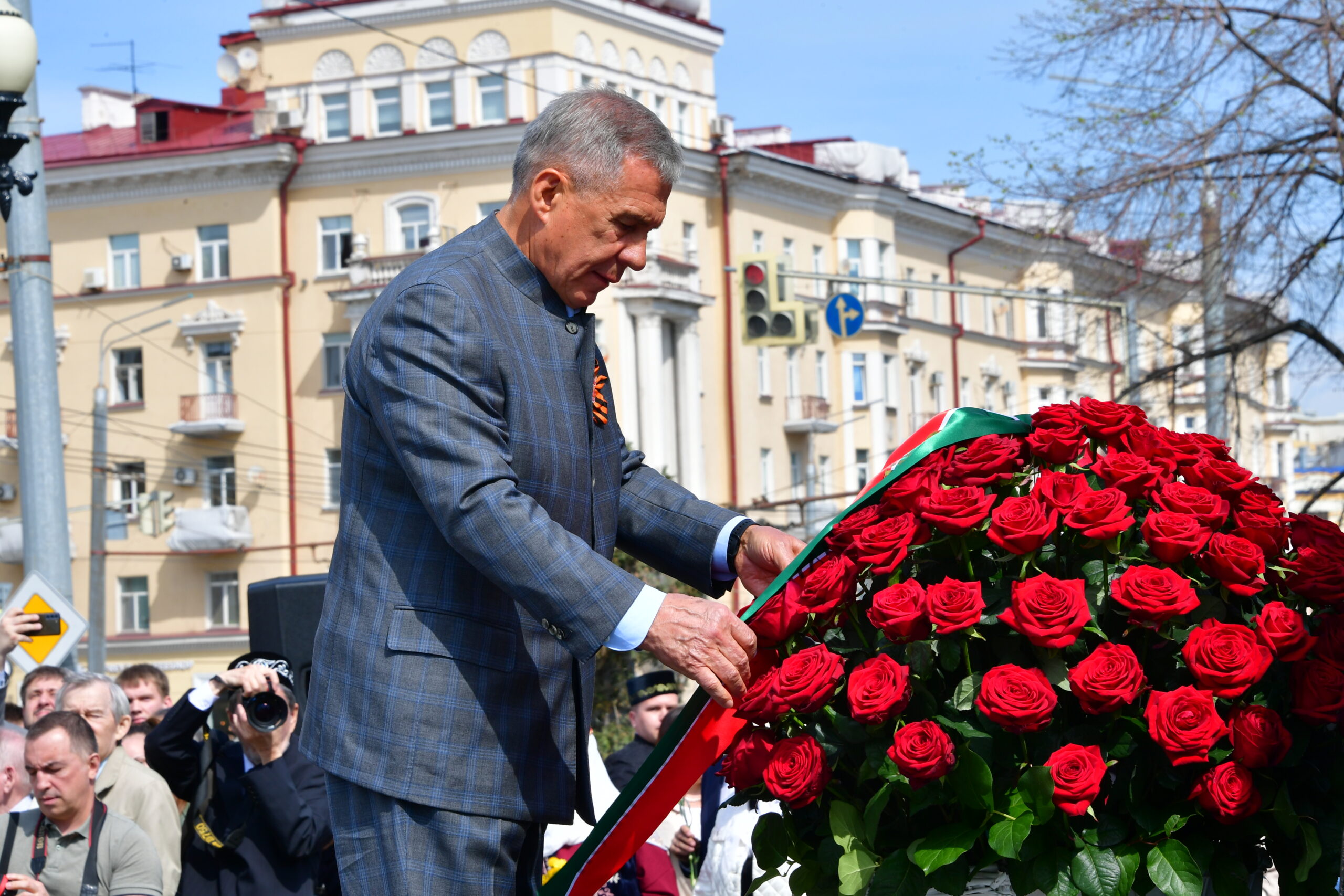 Минниханов, Шаймиев и Мухаметшин возложили цветы к памятнику Тукая в Казани