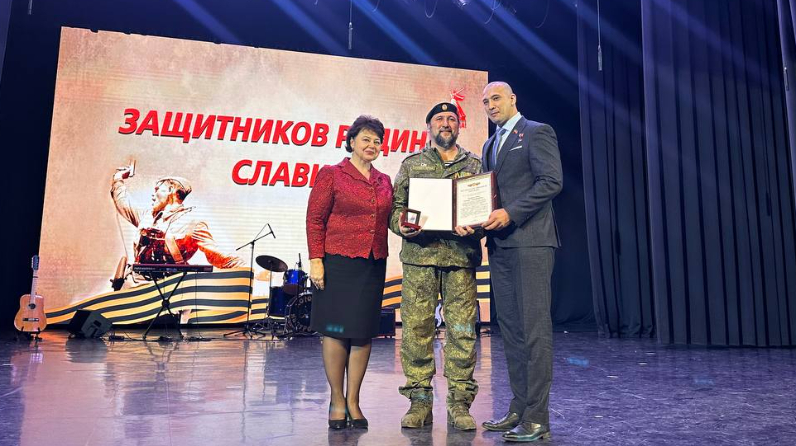 В Казани прошел благотворительный концерт «Защитников Родины славим» В казанском культурном центре «Сайдаш» прошел благотворительный концерт «Защитников Родины славим». В нем приняли участие бойцы СВО, ветераны Великой Отечественной войны, волонтеры и многие другие, сообщает пресс-служба Госсовета РТ. Мероприятие было посвящено Году защитника Отечества и приближающемуся 80-летию Победы. Оно состоялось по инициативе объединения женщин-депутатов Государственного Совета «Мәрхәмәт — Милосердие» и регионального отделения партии «Единая Россия». Депутат Госдумы Татьяна Ларионова напомнила, что в годы войны ТАССР была тыловым фронтом — предприятия и жители республики изготавливали самую различную продукцию для нужд защитников Родины. «Мы и сегодня живем ради новой победы и делаем для этого тоже очень много, — продолжила депутат. — Масштаб волонтерского движения, охватившего Татарстан, доказывает, что ценности солидарности и взаимопомощи остаются главными для жителей республики». Секретарь Госсовета Татарстана Лилия Маврина подчеркнула, что в Год защитника Отечества парламент республики активно участвует в мероприятиях военно-патриотической тематики. «В сегодняшнем концерте по зову сердца принимают участие и самодеятельные коллективы, и профессиональные артисты. Каждый из них захотел поделиться теплом своей души со всеми, кто в зале. А в зале собрались люди, которые тоже творят добро, — волонтеры, благотворители, ветераны СВО — все те, кто приближает своими делами нашу Победу», — добавила она. По словам руководителя объединения «Мәрхәмәт-Милосердие» Алсу Набиевой, на концерт прибыли женщины-депутаты из разных уголков РТ. С каждой из них приехали по два наиболее активных волонтера района. «Они делятся своими лучшими практиками и опытом. Труд каждой из них очень важен для наших бойцов», — заметила Набиева. Помимо концерта, гостей ожидали тематические выставки в фойе культурного центра. Например, учащиеся детской художественной школы № 5 подготовили рисунки о подвигах участников спецоперации, Республиканская детская библиотека имени Миннуллина презентовала выставку книг «Литература в годы Великой Отечественной войны и в настоящее время», а Управление ЗАГС Кабмина РТ оформило 45 стендов об участниках Великой Отечественной войны для выставки «Где побеждает любовь». «Главной особенностью экспозиции стало то, что нам удалось собрать рассказы о настоящей счастливой военной и послевоенной любви: как познакомились наши герои, что пережили вместе, сколько у них детей, внуков и правнуков», — рассказала о тематике выставки начальник Управления ЗАГС Эльвира Ахметова. В рамках концерта прошла церемония награждения волонтеров СВО и активистов за работу в сфере военно-патриотического воспитания молодежи Татарстана.