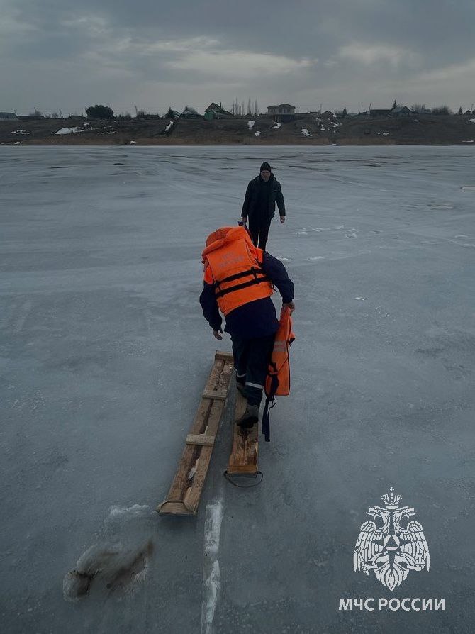 В Татарстане спасли рыбака, провалившегося под лед в 200 метрах от берега