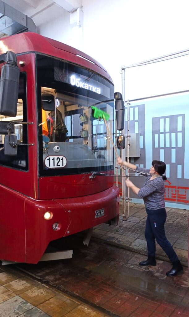 Три трамвая с символикой 80-летия Победы начали ходить по маршрутам в Казани