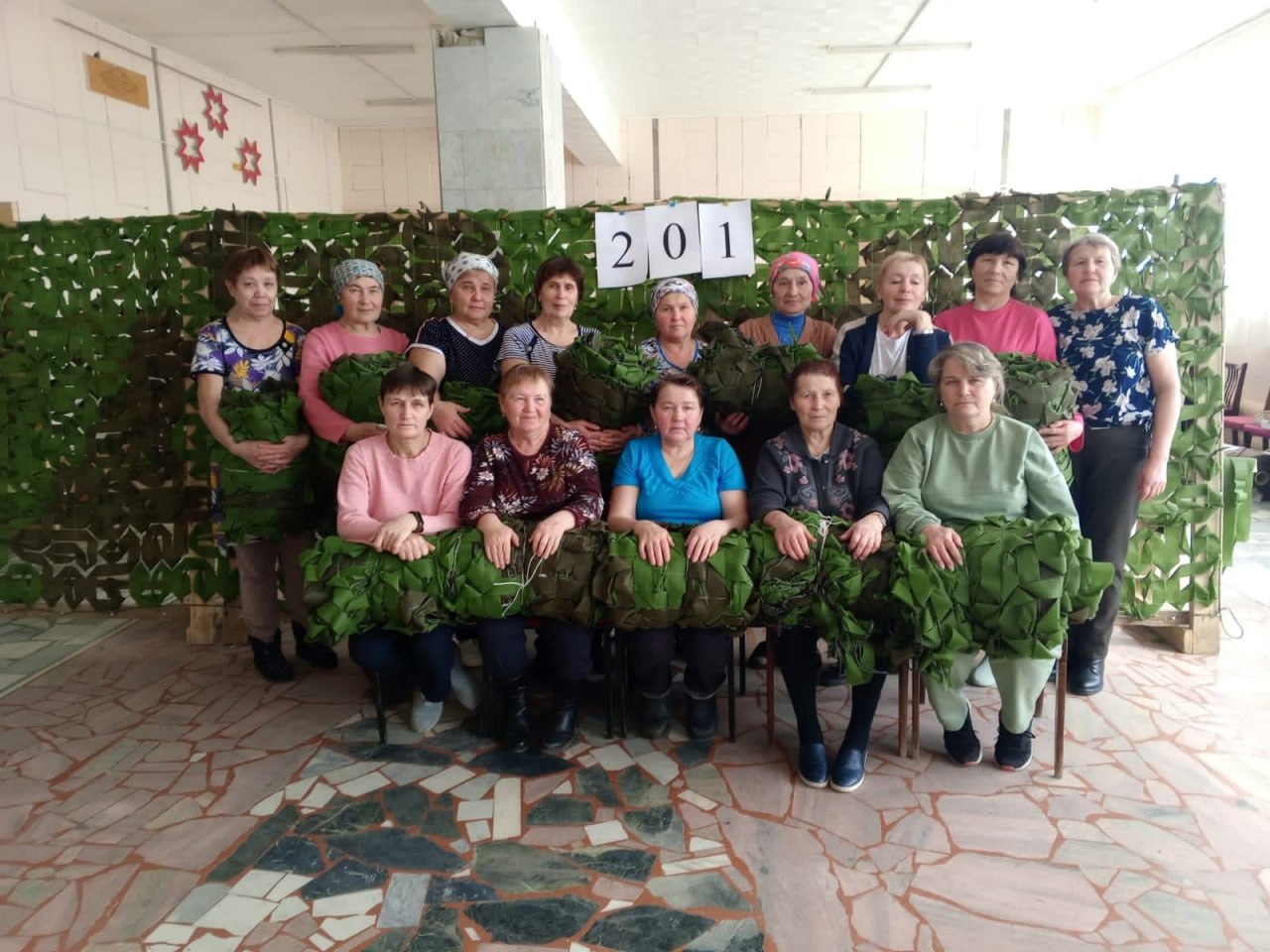 Жители Нурлатского района изготовили более 200 масксетей на нужды СВО