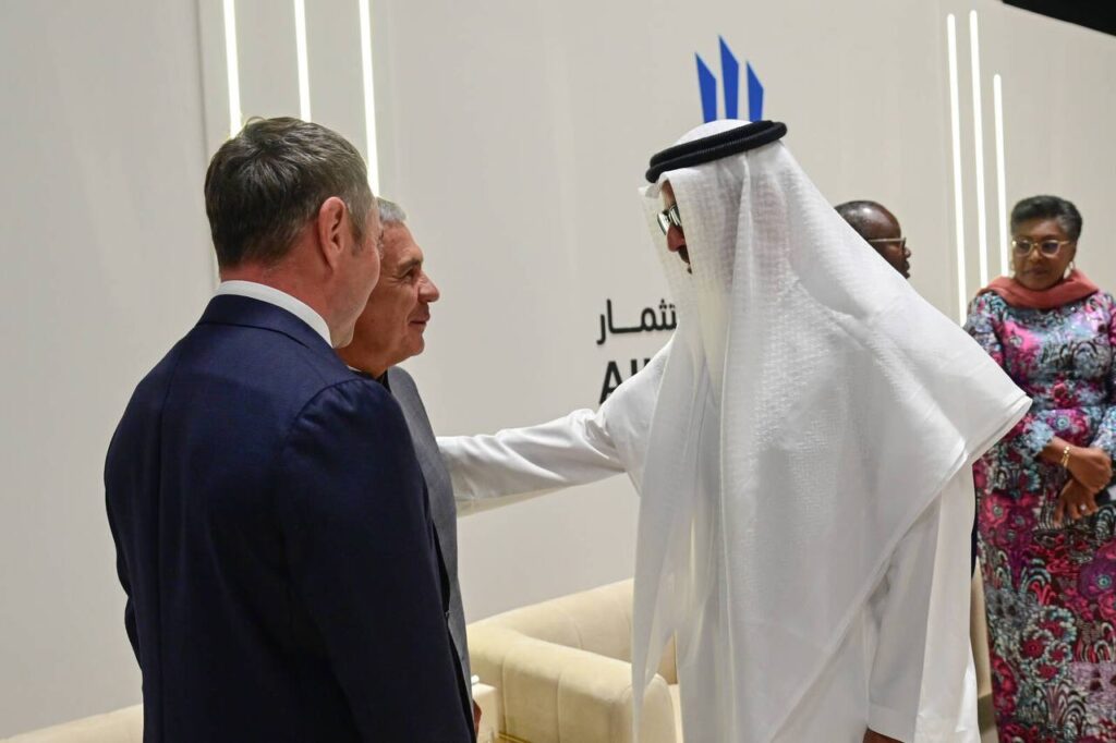 Улыбки и рукопожатия: появились фото с кулуарных встреч Минниханова в Абу-Даби