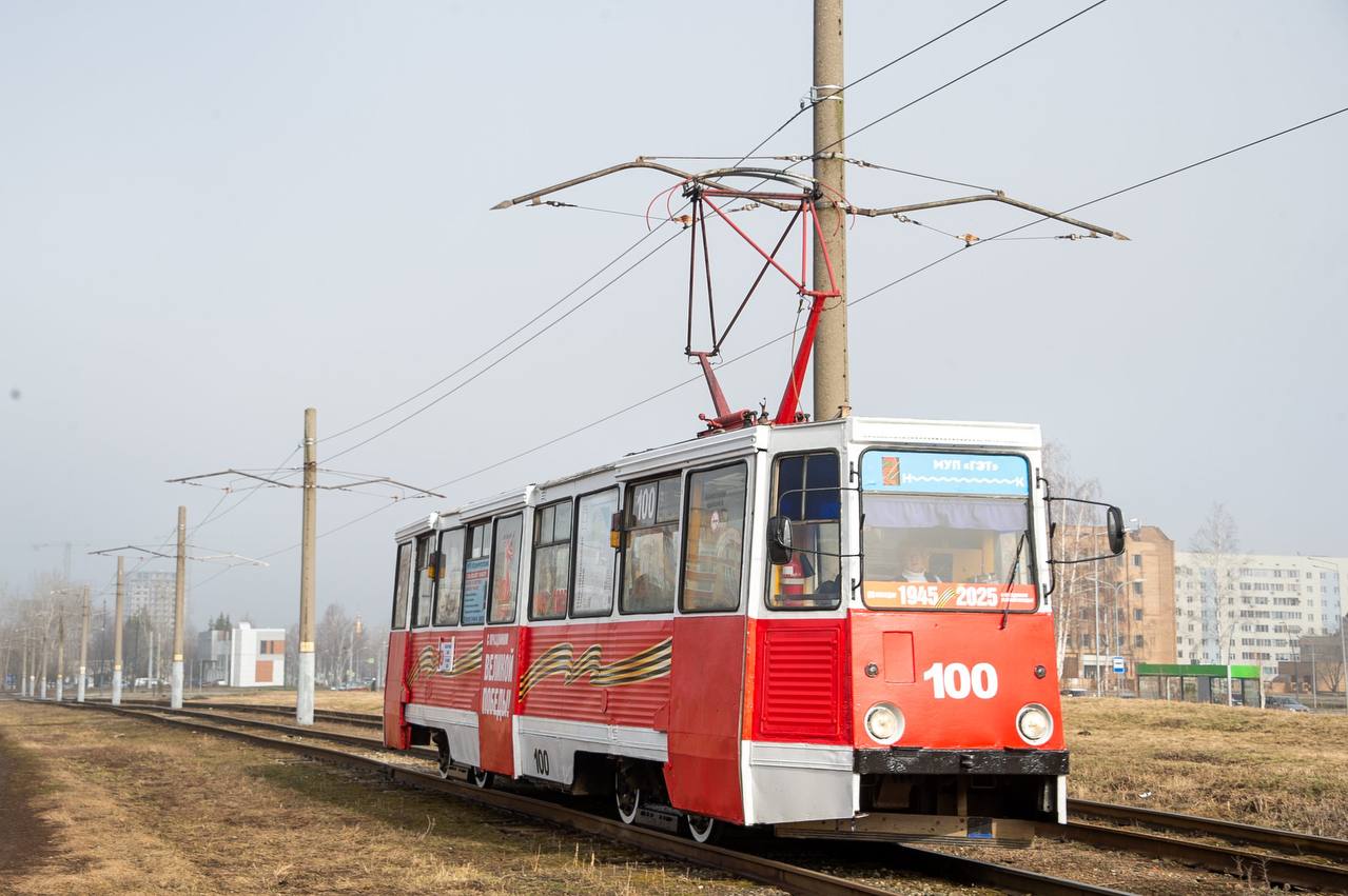 В Нижнекамске начали курсировать автобусы и трамваи, украшенные ко Дню Победы