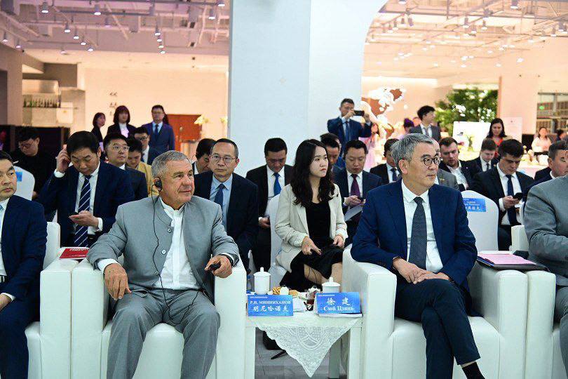 «Единомыслие преодолевает любые горы»: Минниханов принял участие в деловом форуме в КНР