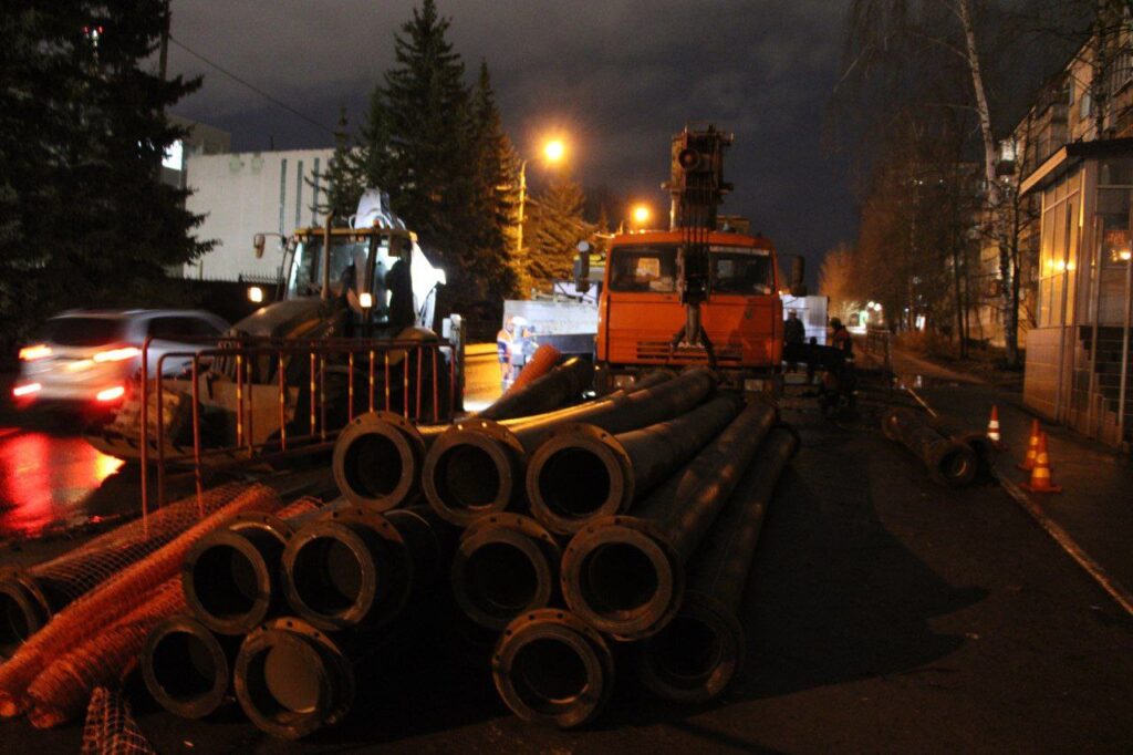 В Казани начали устранять огромный провал грунта на улице Братьев Касимовых