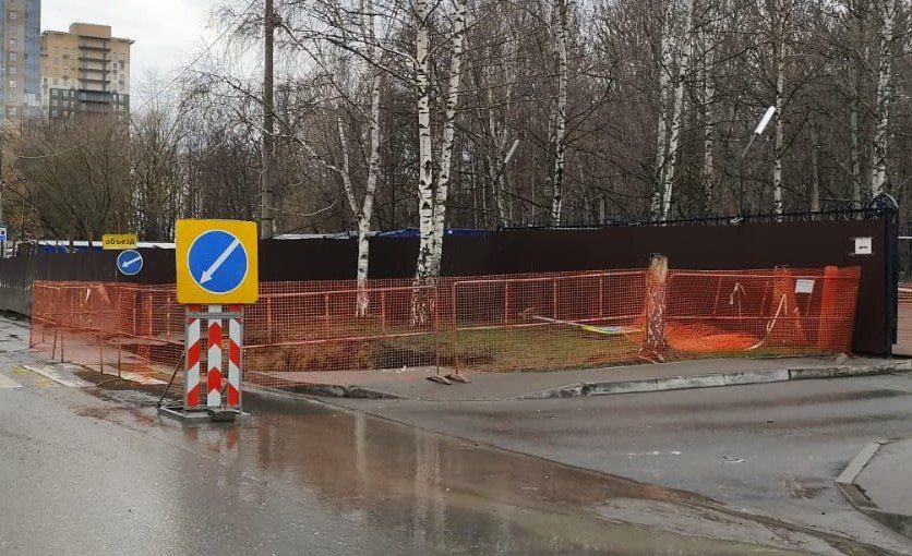 В Казани начали устранять огромный провал грунта на улице Братьев Касимовых