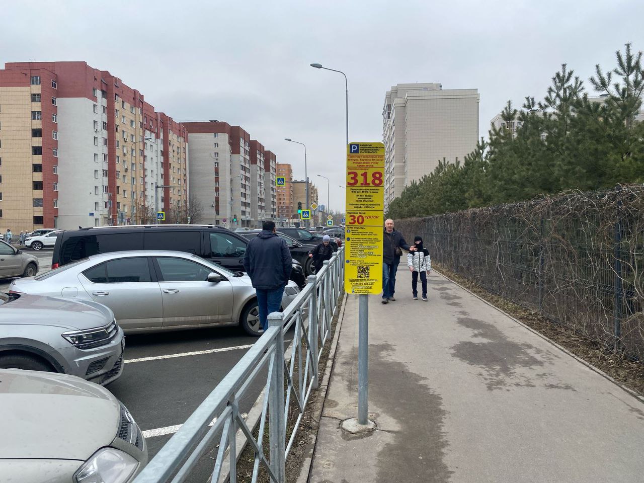 У школ и больниц Казани начали увеличивать время бесплатной парковки