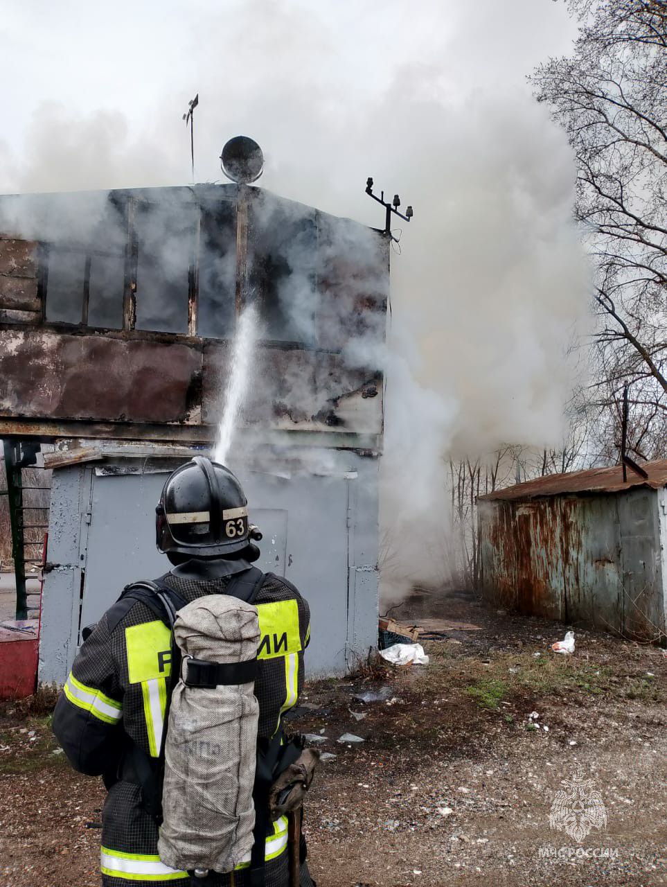 В Нижнекамске на пожаре в будке охранника погиб мужчина