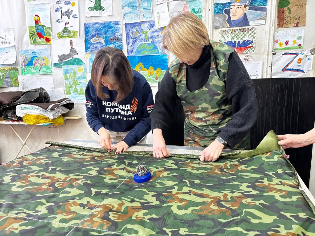 Менделеевские волонтеры отправили бойцам СВО пончо с защитой от тепловизоров