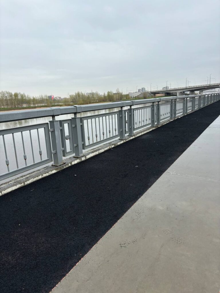 В Казани началась укладка беговой дорожки на Кремлевской набережной