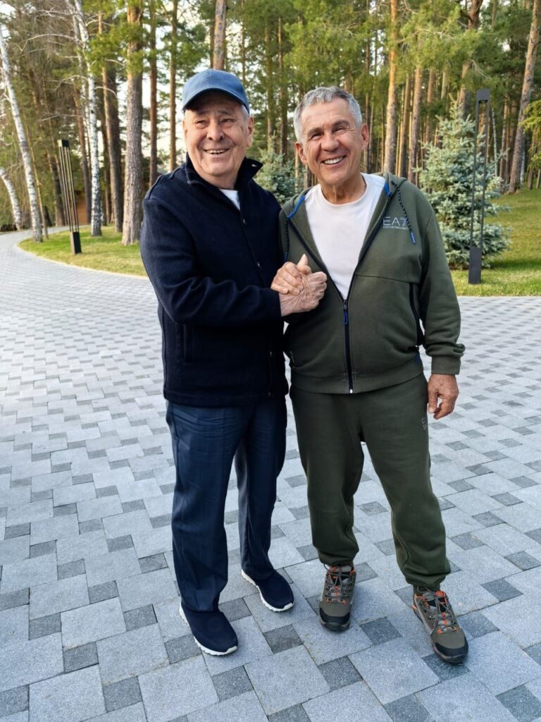 Минниханов поделился неформальным фото с Шаймиевым