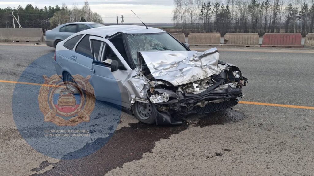 Две «Лады» столкнулись в Мензелинском районе Татарстана - один из водителей погиб