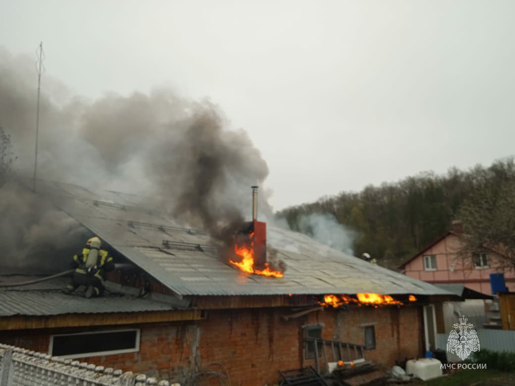 На пожаре в частном доме в Зеленодольске погибли мать с сыном