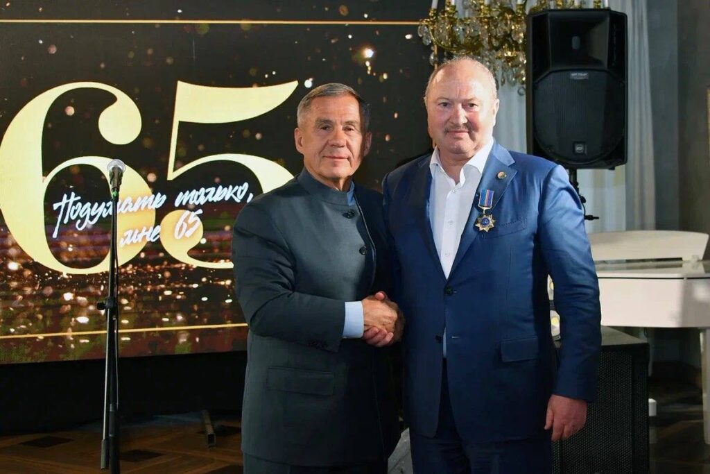 Минниханов посетил юбилей Ахметшина и вручил ему орден «Дуслык» — фото