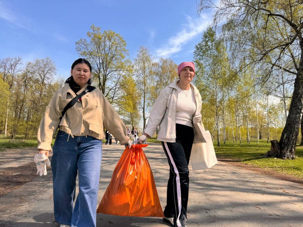 Более 100 мешков мусора собрали участники центрального субботника в Казани