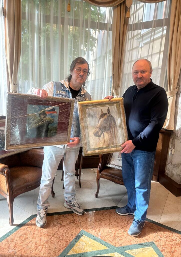 Народный художник Татарстана передал восемь картин бойцам группировки «Север»