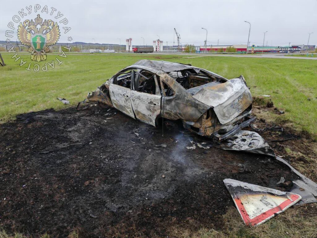 Подростки в Челнах врезались на Ford Focus в столб - один погиб, трое пострадали