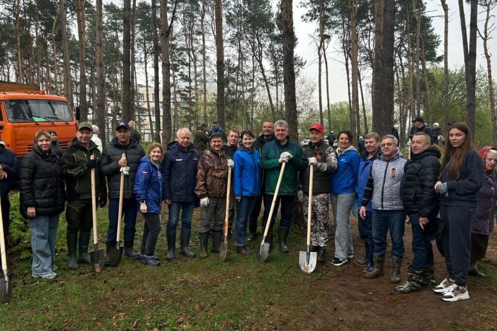 В парке поселка ГЭС Челнов высажены 350 деревьев