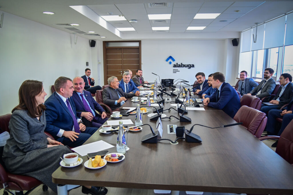 Минниханов встретился с крупнейшим оператором ж/д сети Казахстана