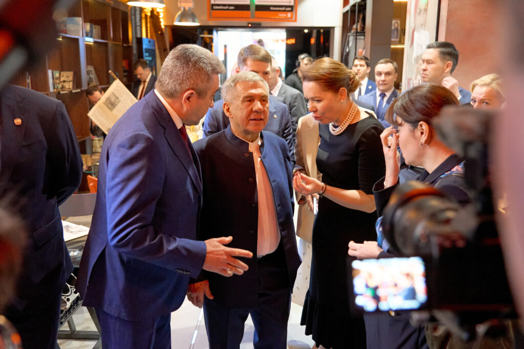 Минниханов «примерил» образ водителя скорой в центре «Профессий будущего» в Москве